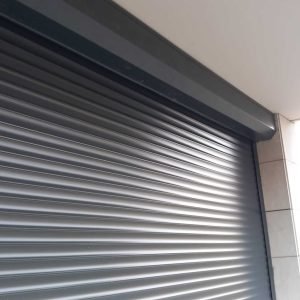 Persianas de aluminio instaladas con motor exterior